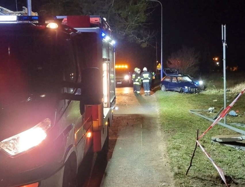 Poważny wypadek w Obrzycku. 16-latka i jej 18-letni kolega w szpitalu [ZDJĘCIA]