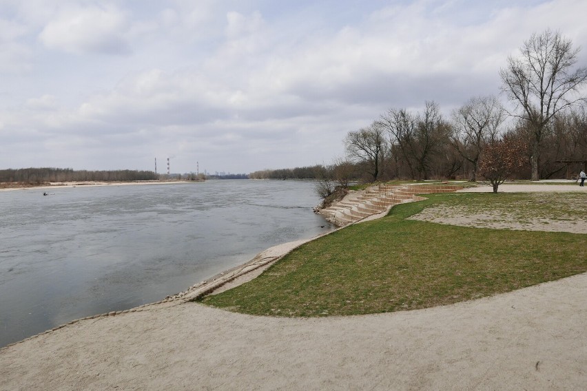 Plaża Romantyczna tonie w dużej ilości śmieci. Pomóc ma......