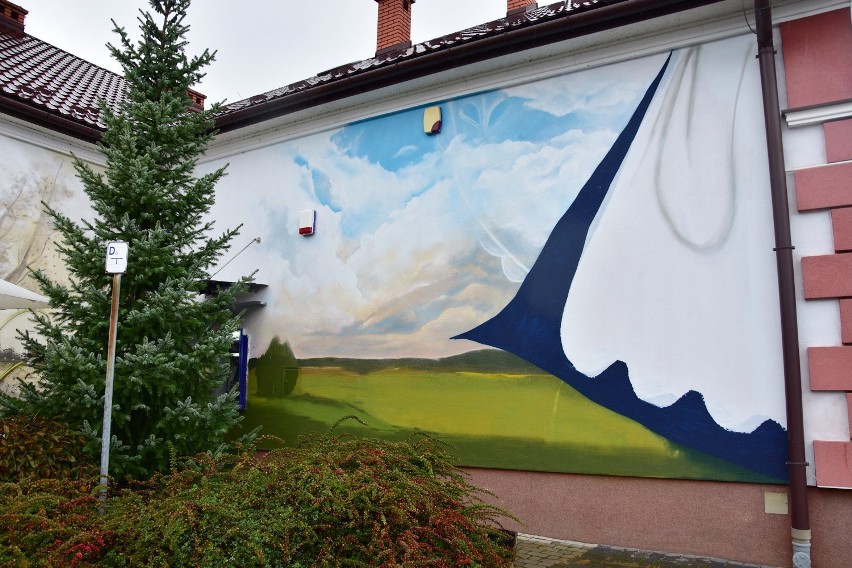 Sękowa. Na ścianie Gminnego Ośrodka Kultury powstaje mural. Maluje go Michał Czerko, grafik, entuzjasta graffiti i street-artu [ ZDJĘCIA]
