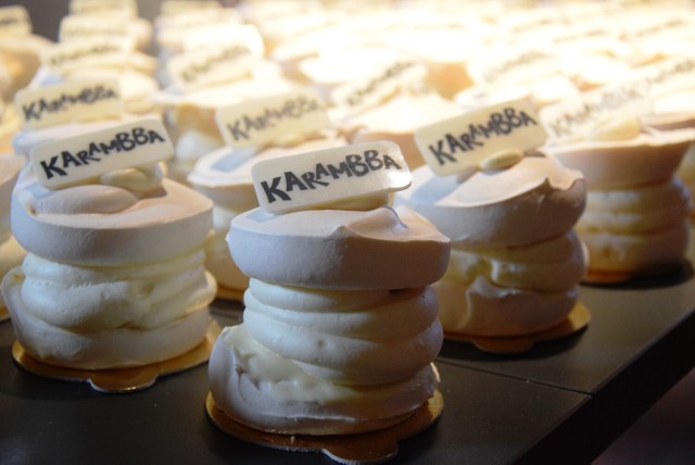 Bielsko-Biała ma swoje oficjalne ciastko - dwie białe bezy, krem, odrobina konfitury z czarnego bzu - to Karambba! Premiera ciastka odbyła się 19 sierpnia w Willi Sixta