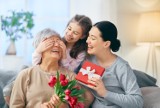 Dzień Babci i Dzień Dziadka 2023. Czego życzyć dziadkom? Oto pomysły na wyjątkowe życzenia dla babci i dziadka, które wzruszą seniorów! 