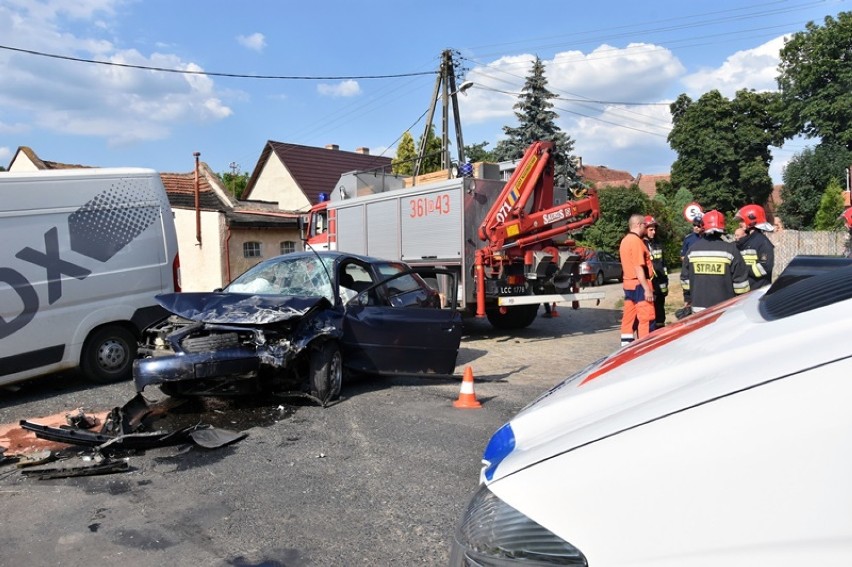 Wypadek w Bobrowie, dwie osoby ranne  [ZDJĘCIA]