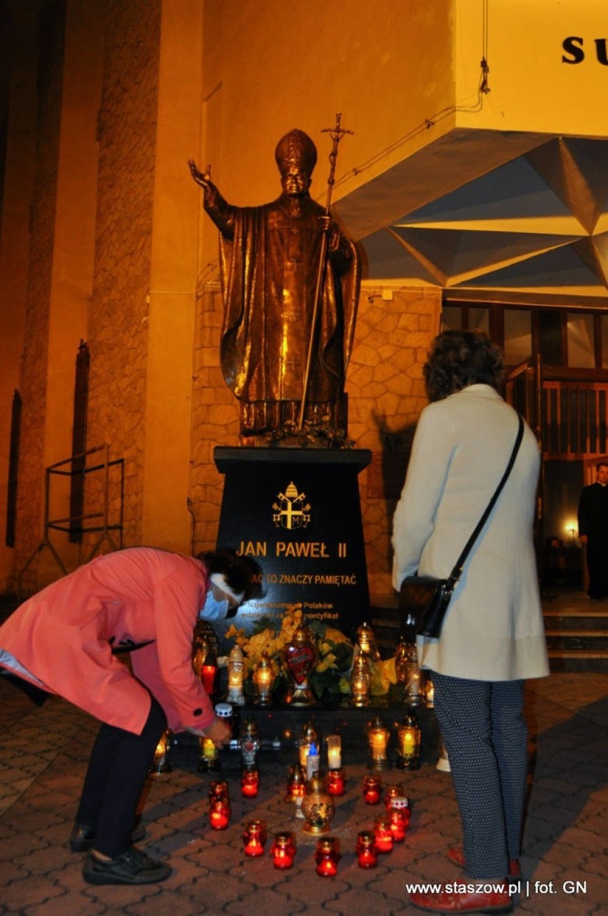 Pomnik Jana Pawła II przed kościołem Ducha Świętego