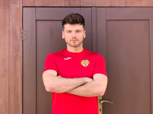 Karol Szopiński to 27-letni obrońca, który łączy grę w hali (Red Devils Chojnice) i na trawie (Borowiak Czersk)