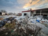 Składowisko śmieci w największym pustostanie w Lesznie. W samym środku miasta w dawnej rzeźni ktoś podrzuca odpady