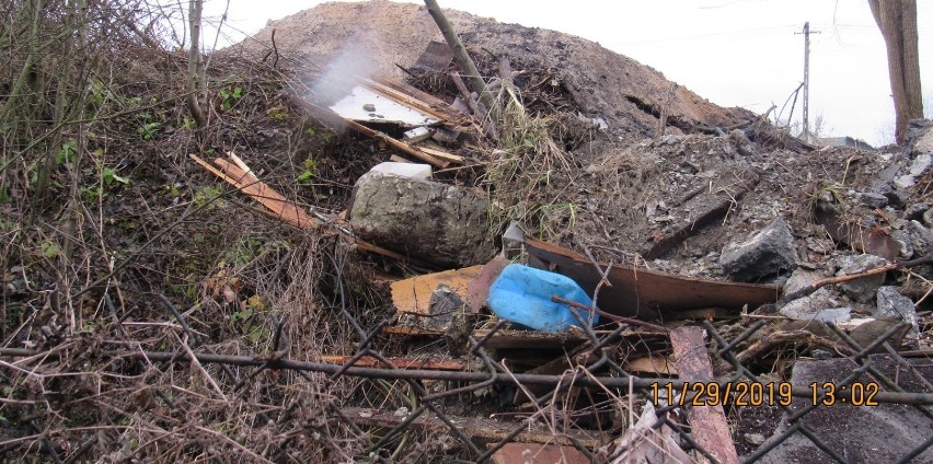 Śmieci zniknęły z działki przy ul. Topolowej w Chrzanowie. Sprawa została umorzona 