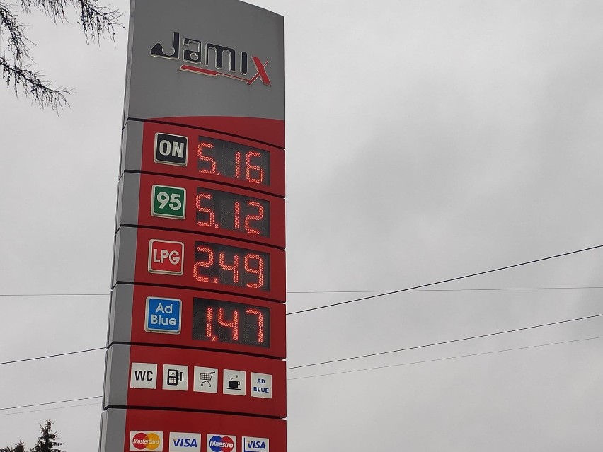 Za litr paliwa musimy zapłacić ponad 5 zł za litr. Gdzie w powiecie jasielskim zatankujemy najtaniej? [ZESTAWIENIE]