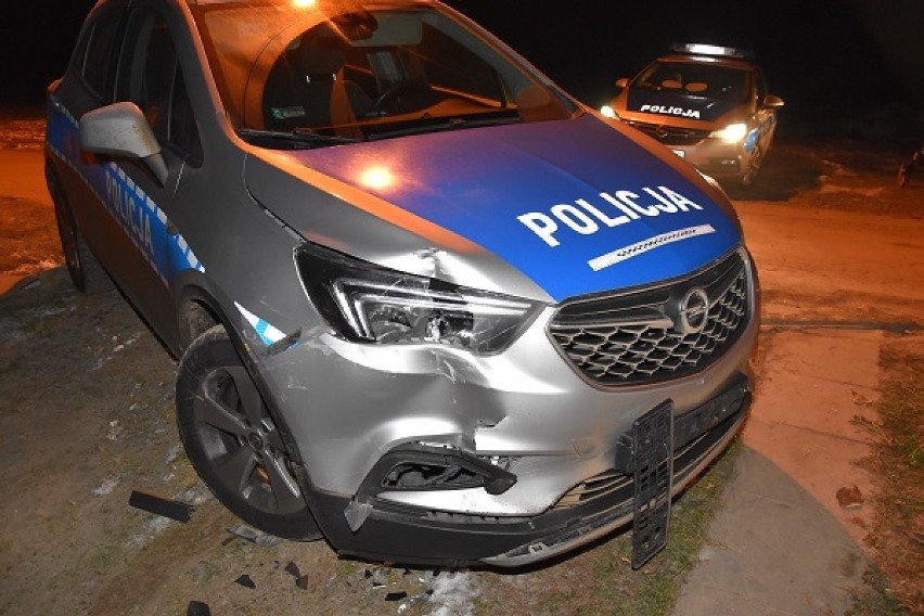 Uszkodzony przez 30-latka radiowóz dzielnicowego z Wolbromia