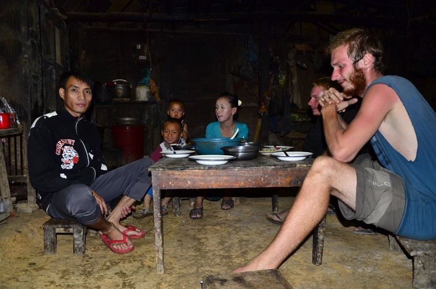 Laos - Wioska 44 -  posiłek u sklepikarza (gospodarza)