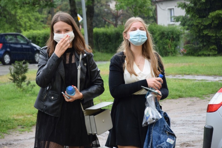 Weronice przed wejściem do szkoły towarzyszy koleżanka,...