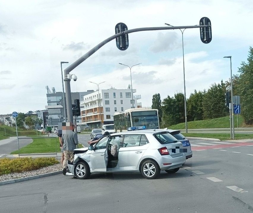 Wypadek na ulicy Jabłoniowej w Gdańsku 15.09.2021 r. Zderzyły się dwa samochody osobowe
