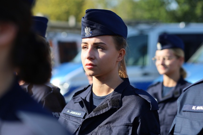 Nowi funkcjonariusze w szeregach wielkopolskiej policji. Ślubowanie złożyło 40 policjantek i policjantów