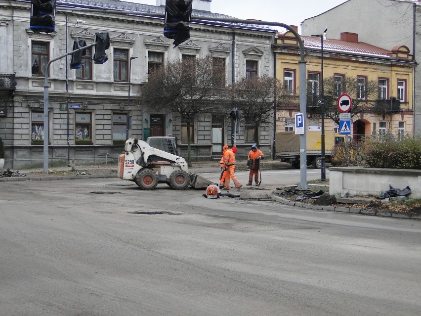 Radom. Na 25 Czerwca przy parku Kościuszki jest już asfalt. Wstrzymano ruch na czas prowadzonych robót [ZDJĘCIA]