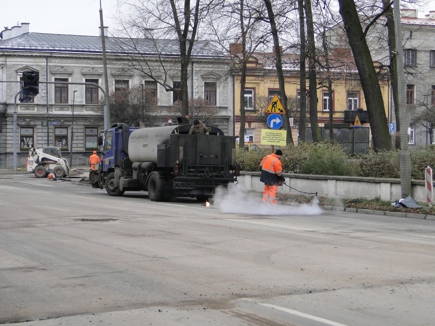 Radom. Na 25 Czerwca przy parku Kościuszki jest już asfalt. Wstrzymano ruch na czas prowadzonych robót [ZDJĘCIA]