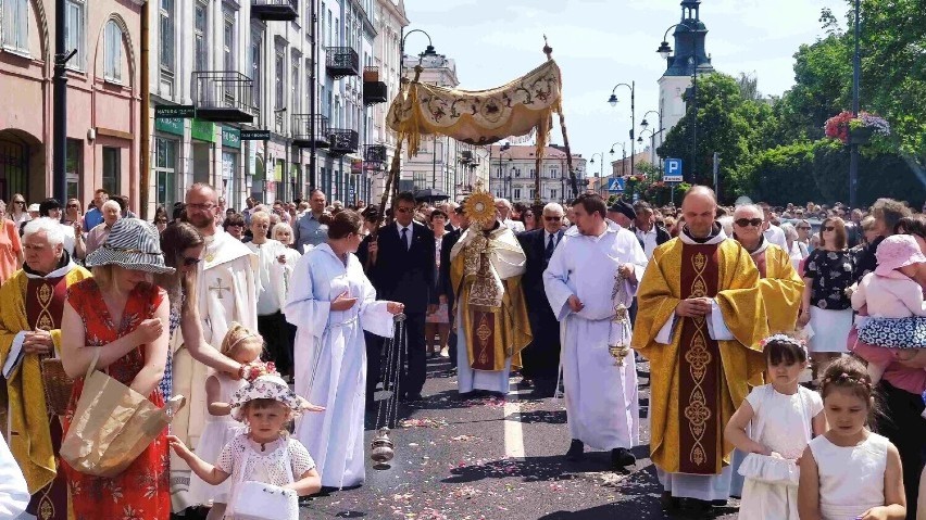 Boże Ciało 2023 w Piotrkowie: O której godzinie odbędą się procesje w piotrkowskich parafiach? ZDJĘCIA