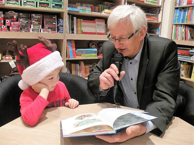 Czytanie dzieciom, robienie świątecznych ozdób w księgarni Buuki w Pile