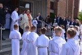 Września: Dzieci z Parafii św. Królowej Jadwigi we Wrześni przyjmują sakrament Pierwszej Komunii Świętej