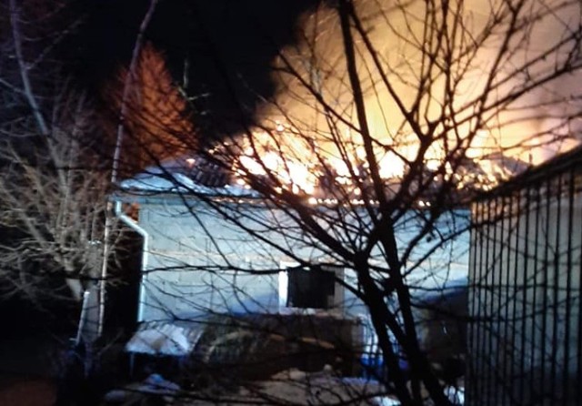 Pożar stolarni w Ołpinach wybuchł  w niedzielę nad ranem. Straty są spore