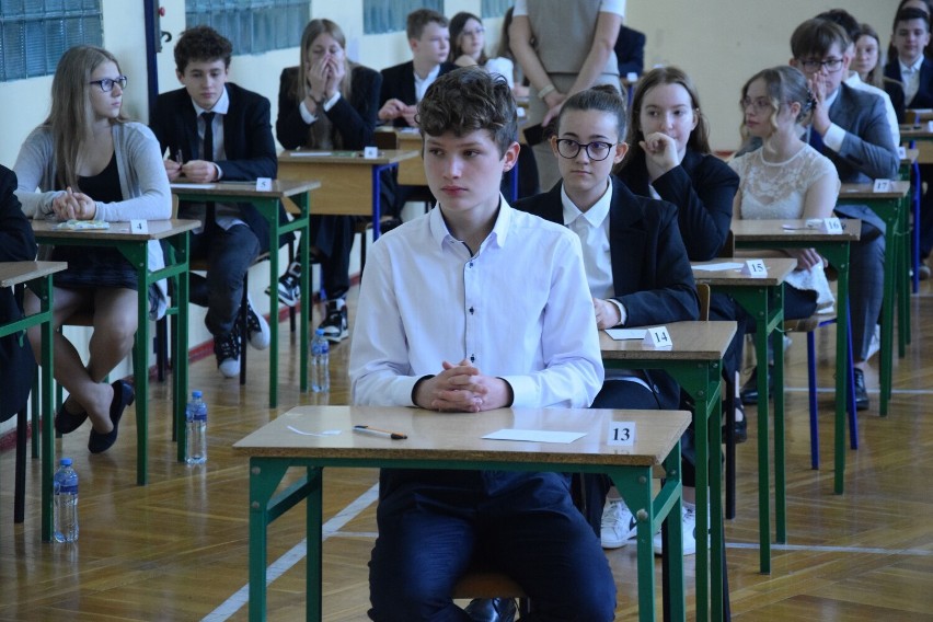 Egzamin ósmoklasisty w Szkole Podstawowej nr 5 w Śremie. Uczniowie zmagali się z językiem polskim [zdjęcia]