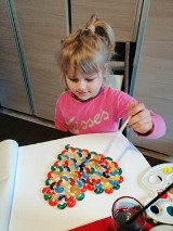 Pięcioletnia Iga z Ługowa (gm. Świebodzin) tęskni za przedszkolem. W domu przygotowała rysunki zachęcona konkursem "Serce dla medyka" 