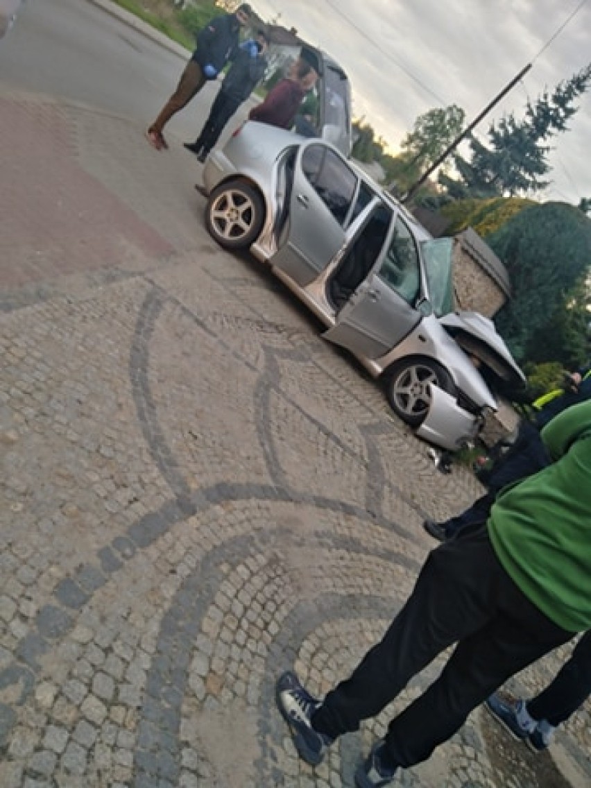 Wypadek w Dąbrowie Górniczej. Samochód wjechał w płot w Ząbkowicach. Za kierownicą młody kierowca