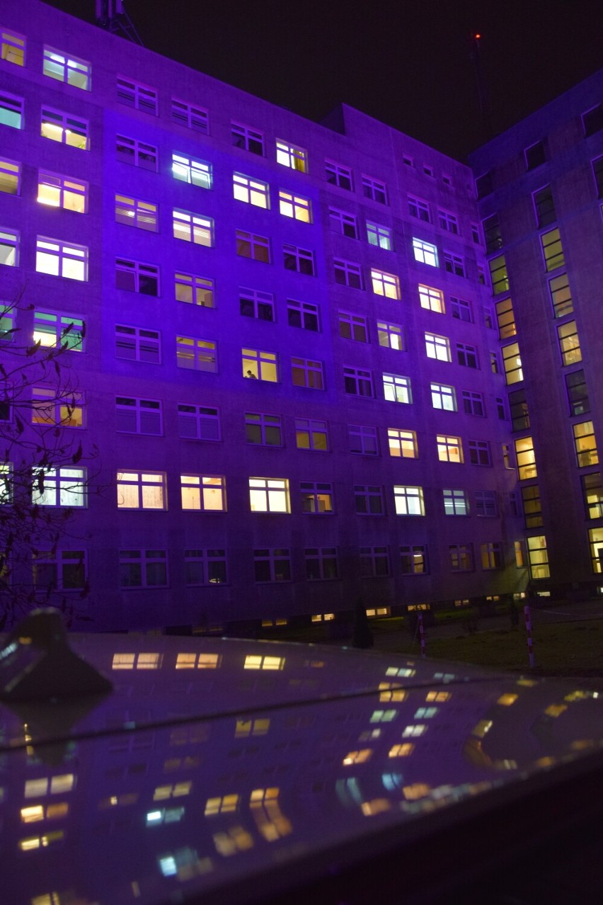 Sieradzki szpital oświetlony na fioletowo. To z okazji dzisiejszego Dnia Wcześniaka ZDJĘCIA