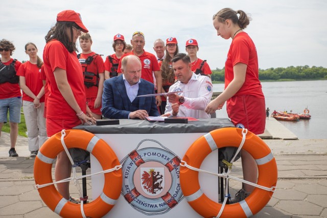 W poniedziałek 6 czerwca 2022 roku na Przystani AZS w Toruniu podpisano umowy z WOPR, dotyczące zapewnienia bezpieczeństwa nad wodą w tegorocznym sezonie letnim.