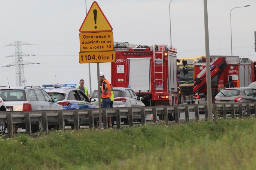 Wypadek na drodze ekspresowej S3 w Legnicy [ZDJĘCIA] 