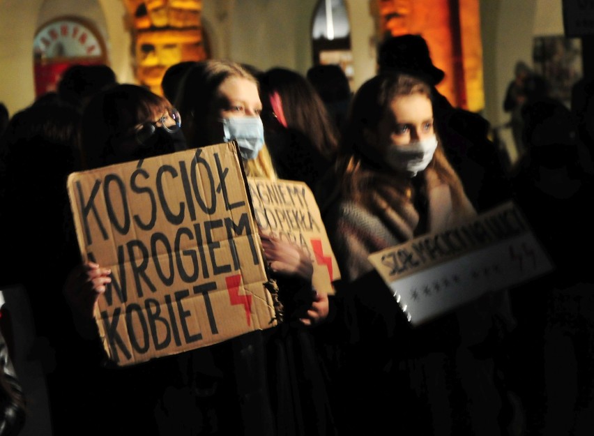 Strajk Kobiet w Krośnie. To już trzeci protest. Dołączyli motocykliści [ZDJĘCIA]