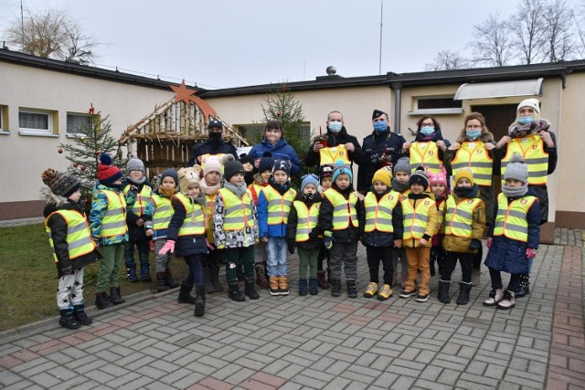 Przedszkolaki z Przedszkola numer 1 w Jędrzejowie zaśpiewały kolędy i otrzymały kamizelki odblaskowe. Ważna akcja gminy i policji.