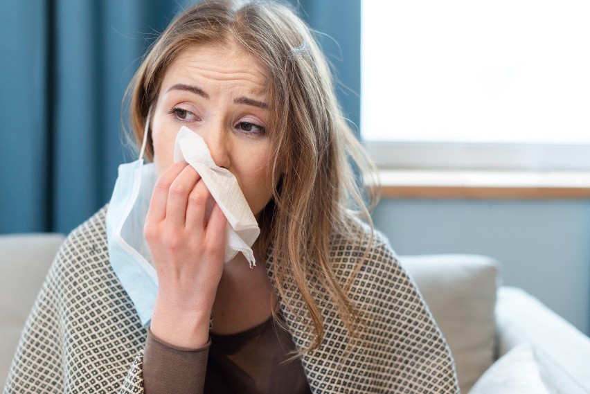 Alergicy zmagają się z uporczywym kichaniem, wodnistym...