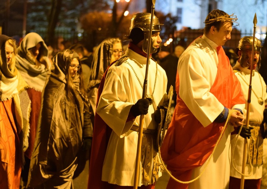 Setki mieszkańców Jarosławia uczestniczyło w drodze...