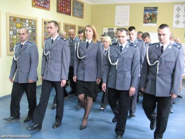 Grupa funkcjonariuszy policji otrzymała awanse na wyższe stopnie podoficerskie, aspiranckie i oficerskie (fot. Edward Gurban)