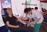 Zbiórka krwi w parku Wrocławskim. Mieszkańcy chętnie pomagali innym [ZDJĘCIA, FILM]