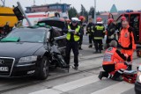 Wypadek na rondzie Skubiszewskiego: Zderzenie z tramwajem. Kierowca nie żyje [ZDJĘCIA]