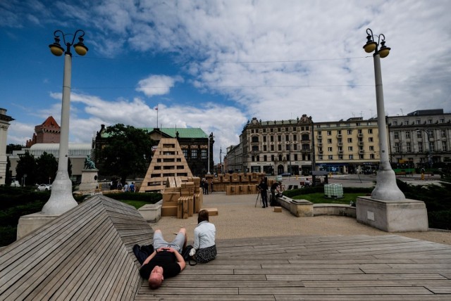 Pomysłodawcą był Olivier Grossetête - francuski artysta wizualny, absolwent Akademii Sztuk Pięknych w Valence (1998), problematyzujący w swojej pracy temat miejskiej architektury i jej symboliki.  

>----przejdź do następnego zdjęcia----->