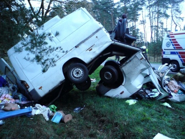 Wypadek na trasie Okonek - Podgaje miał miejsce w minioną niedzielę (28.04). W wyniku zdarzenia trzy osoby zostały ranne. Dwie kobiety zostały przewiezione do szpitala. Bus marki mercedes uderzył w drzewo i przełamał się na pół. 

Wypadek na trasie Okonek - Podgaje. Bus przełamał się na pół [ZDJĘCIA]

Wypadek na trasie Okonek - Podgaje - ZDJĘCIA - 28.04.2013