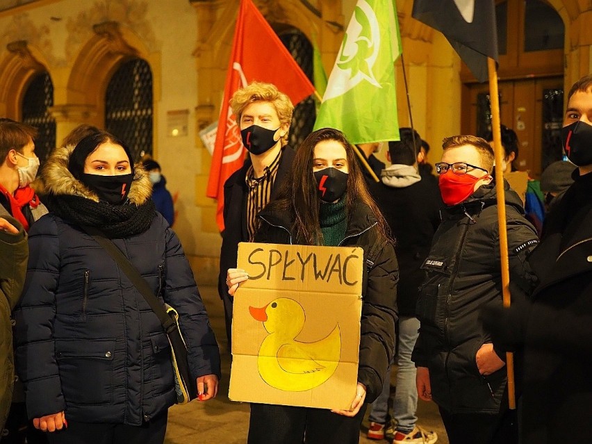 Protesty w Łodzi związane z publikacją wyroku rozpoczęły się...