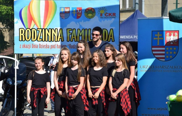 Zespół taneczny Razem ze Skorkowa z prowadzącym familiadę Mateuszem Jarząbiakiem, finalistą programu „Top Model”.