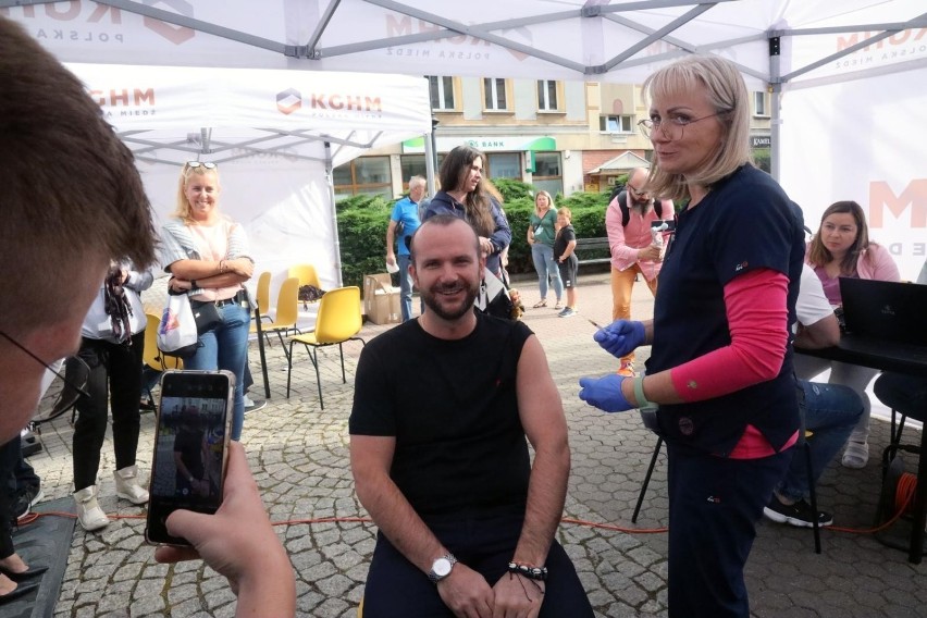 Kto powinien przyjąć trzecią dawkę szczepionki na...