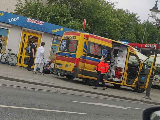 Kobieta leżała na chodniku w centrum Włocławka. Po udzieleniu pomocy przez strażników miejskich i załogę pogotowia została zabrana do szpitala.