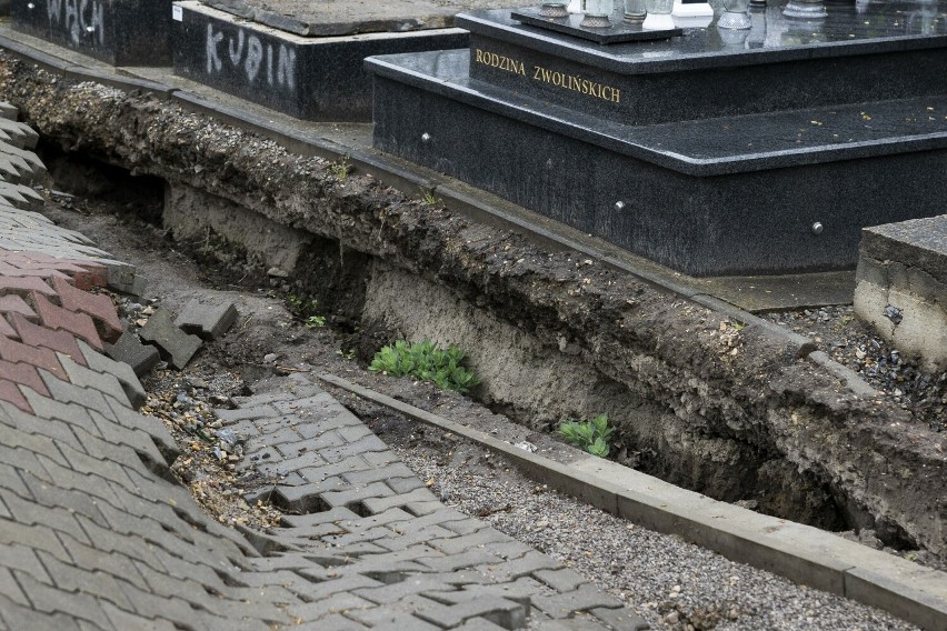Zagrożone groby na cmentarzu w Rudawie