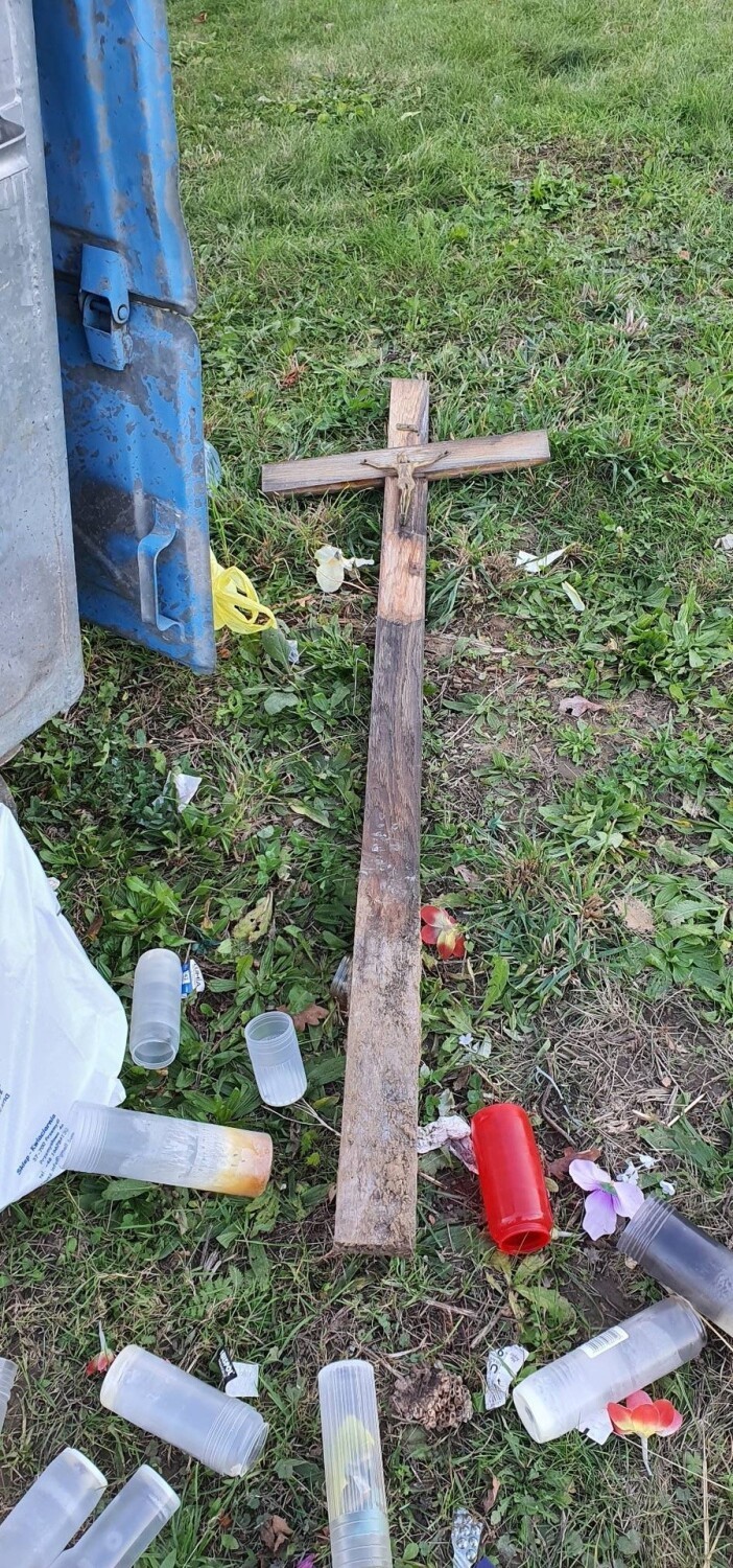 Krzyże wyrzucone na śmietnik na Cmentarzu Głównym w...