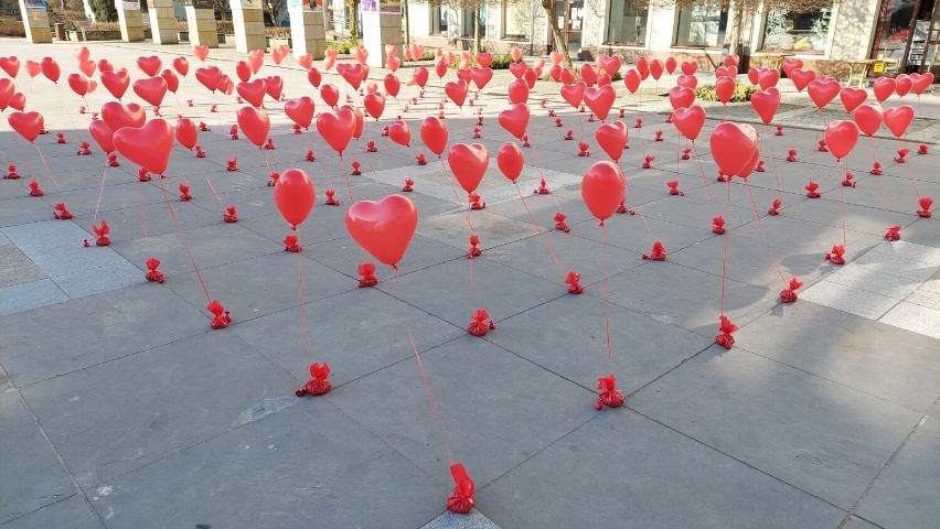 Morze czerwonych serc na Placu Artystów w Kielcach. Wyjątkowe prezenty na Dzień Kobiet od Renaty Gruszczyńskiej