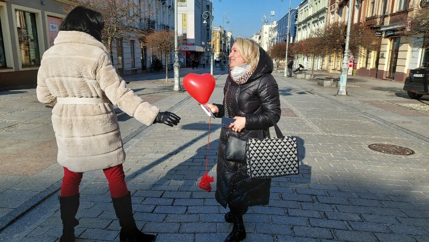 Morze czerwonych serc na Placu Artystów w Kielcach. Wyjątkowe prezenty na Dzień Kobiet od Renaty Gruszczyńskiej