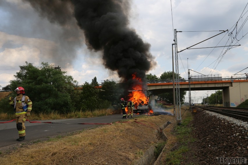 Pojazd zapalił się na ul. Torowej w Opolu, to wąska droga...