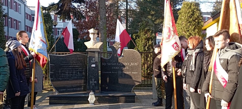 Obchody Narodowego Dnia Pamięci „Żołnierzy Wyklętych” pod pomnikiem majora Stefana Gądzio „Kosa” w Jędrzejowie. Zobacz zdjęcia
