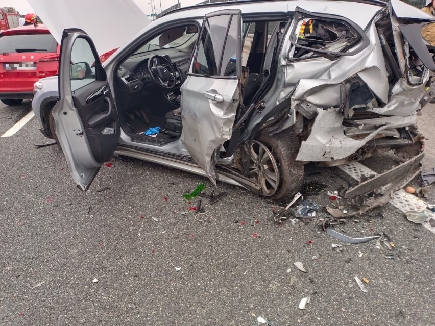 Wypadek na A4 koło Tarnowa, trzy osoby ranne po zderzeniu...