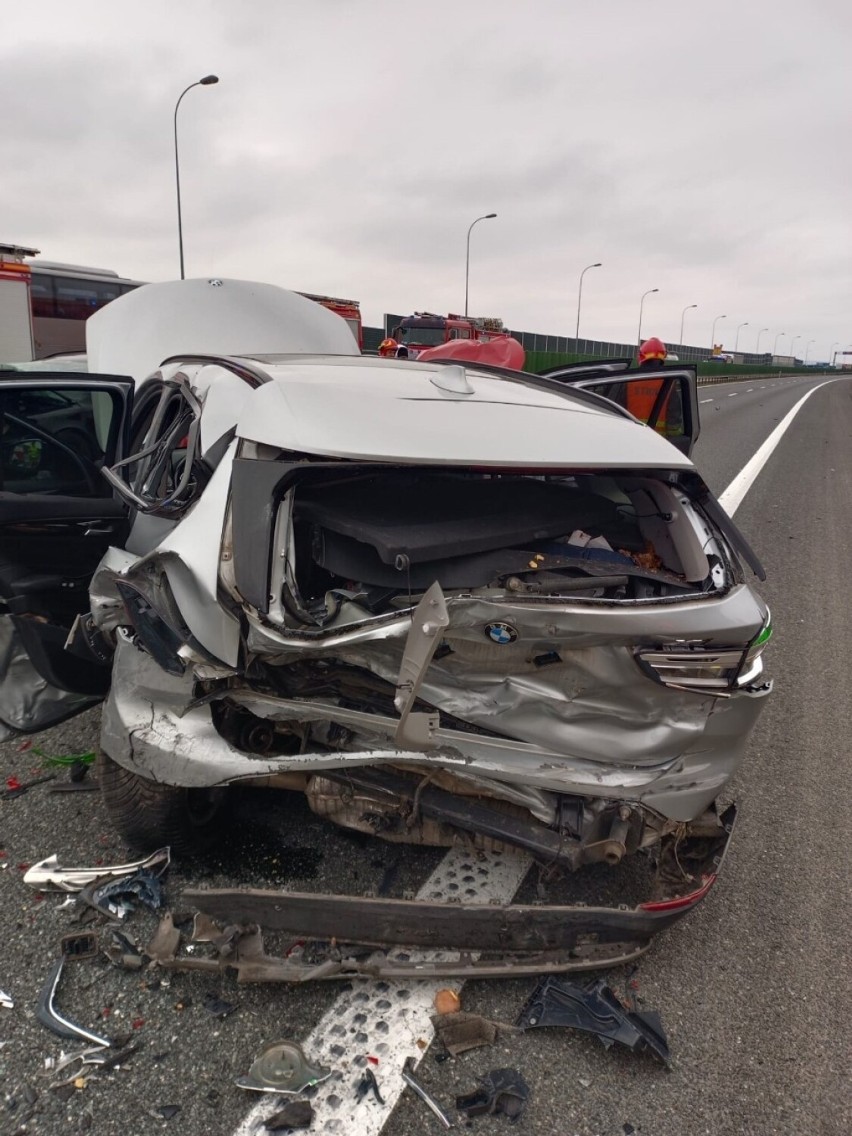 Wypadek na A4 koło Tarnowa, trzy osoby ranne po zderzeniu...