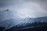 Na Śnieżce wiatr o prędkości 120 km/h. Cały weekend w Karkonoszach z mocnymi podmuchami